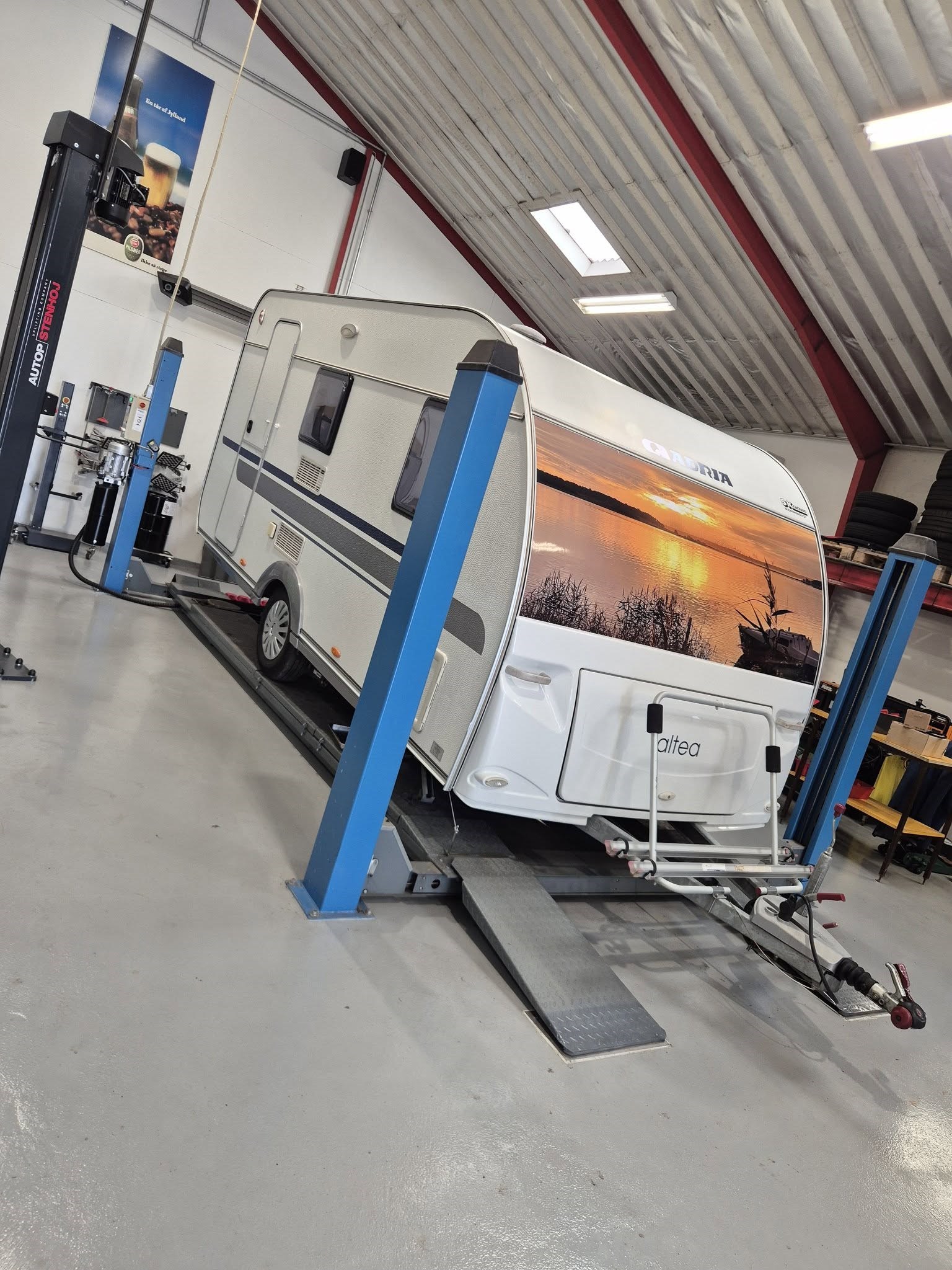 <h1 style="color:white;">Service af trailer & campingvogn</h1>
<p>Få styr på hjul, bremser og undervogn før turen.</p>