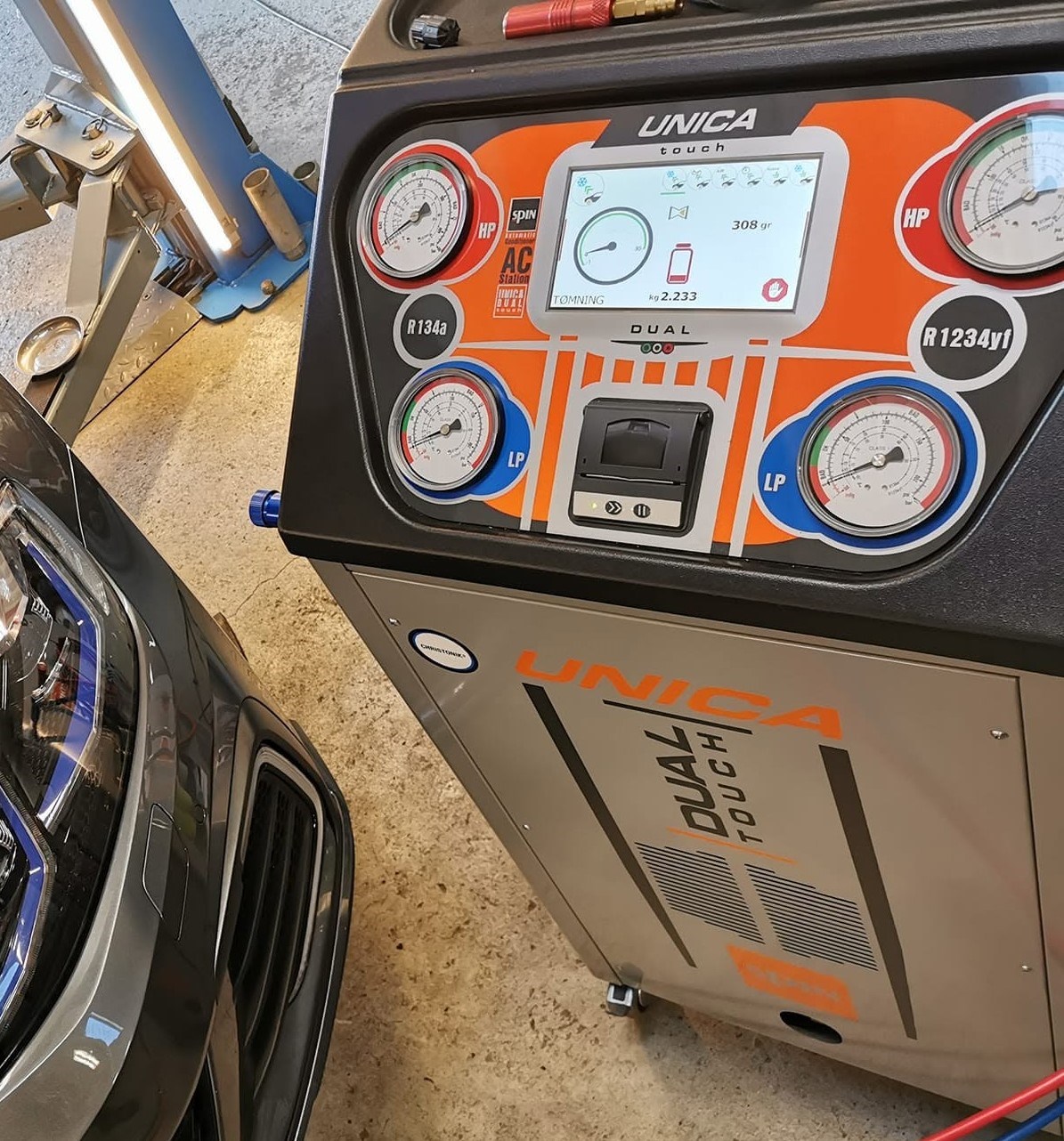 <h1 style="color:white;">Aircondition</h1>
<p>Et velfungerende airconditionanlæg giver et behageligt klima i bilen året rundt.</p>